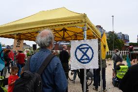 Environmental Activists Prostest In Front The Court - Bobigny