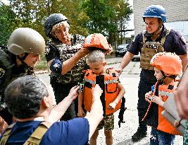 Zaporizhzhia police evacuate families from Stepnohirsk