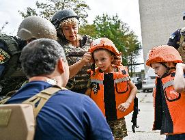 Zaporizhzhia police evacuate families from Stepnohirsk