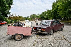 Zaporizhzhia police evacuate families from Stepnohirsk