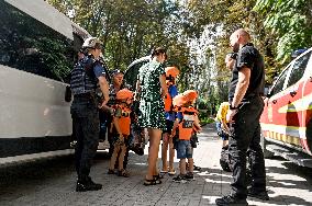 Zaporizhzhia police evacuate families from Stepnohirsk