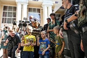 Zaporizhzhia police evacuate families from Stepnohirsk