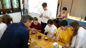 CHINA-ZHEJIANG-HANGZHOU-GERMAN STUDENTS-TRADITIONAL TEA CULTURE (CN)