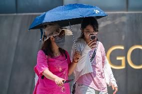 Tourists travel in high temperatures in Chongqing