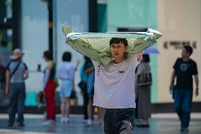 Tourists travel in high temperatures in Chongqing