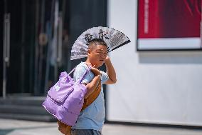 Tourists travel in high temperatures in Chongqing