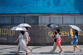 Tourists travel in high temperatures in Chongqing