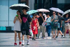 Tourists travel in high temperatures in Chongqing