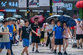 Tourists travel in high temperatures in Chongqing