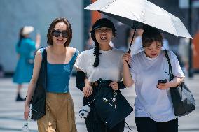 Tourists travel in high temperatures in Chongqing