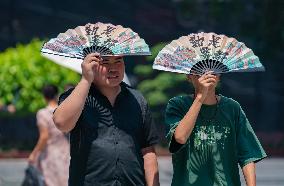 Tourists travel in high temperatures in Chongqing