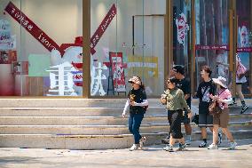 Tourists travel in high temperatures in Chongqing