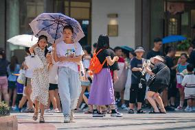 Tourists travel in high temperatures in Chongqing