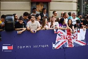 Titolo: Mercedes Driver Lewis Hamilton Meets Fans In The Tommy Hilfiger Store At The 2023 Formula 1 Pirelli Italian Grand Prix I