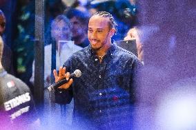 Titolo: Mercedes Driver Lewis Hamilton Meets Fans In The Tommy Hilfiger Store At The 2023 Formula 1 Pirelli Italian Grand Prix I