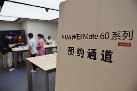 Customers Try Huawei's Mate60 Pro Mobile Phone in Nanjing