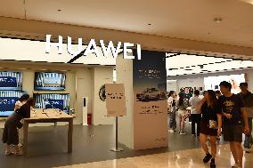 Customers Try Huawei's Mate60 Pro Mobile Phone in Nanjing