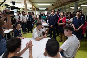 Elisabeth Borne and Gabriel Attal visit a highschool - Liffre