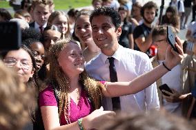 Elisabeth Borne and Gabriel Attal visit a highschool - Liffre