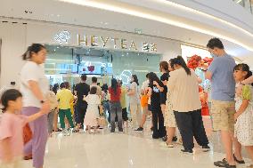 Customers Line Up Outside A HEYTEA Store in Yantai