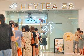 Customers Line Up Outside A HEYTEA Store in Yantai