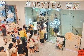 Customers Line Up Outside A HEYTEA Store in Yantai