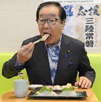 Reconstruction minister visits Toyosu fish market