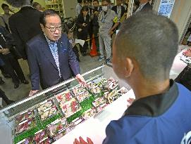 Reconstruction minister visits Toyosu fish market