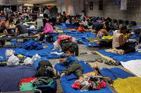 Hundreds Of Migrants Stuck In Unsanitary Shelter - Chicago