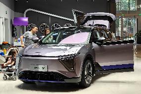 Customers Experience HiPhi Electric Vehicles in Shanghai