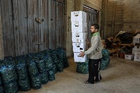 Palestinian Farmers Pick Vegetables In A Warehouse In Gaza Strip