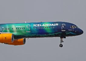 Icelandair's Boeing 757 Hekla Aurora lands in Barcelona