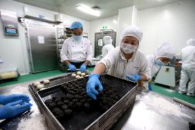 Chinese Prepare For Mid-Autumn Festival