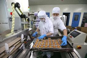 Chinese Prepare For Mid-Autumn Festival