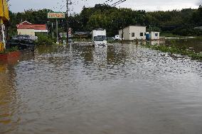Typhoon Yun-yeung brings torrential rain in Japan