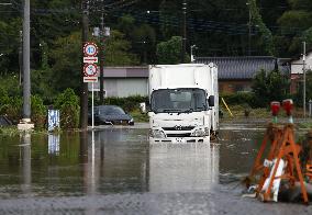 Typhoon Yun-yeung brings torrential rain in Japan
