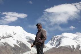 CHINA-XINJIANG-TAXKORGAN-SHEEPHERDER (CN)