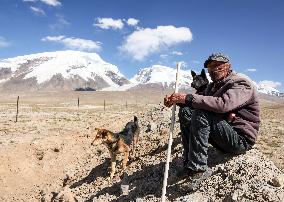 CHINA-XINJIANG-TAXKORGAN-SHEEPHERDER (CN)