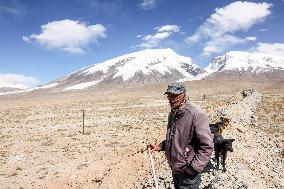 CHINA-XINJIANG-TAXKORGAN-SHEEPHERDER (CN)