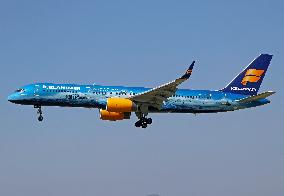 Icelandair Vatnajokkul Boeing 757 Lands in Barcelona