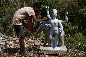 Preparing The Idols Of Vishwokarma Baba