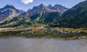CHINA-TIBET-HILLSIDE VILLAGE-GARBAGE RECYCLING (CN)