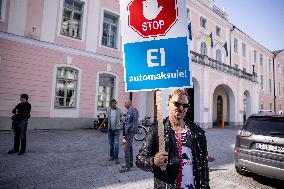 Anti-car tax protest pickets in front of the Riiigkogu