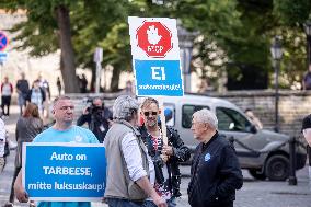 Anti-car tax protest pickets in front of the Riiigkogu