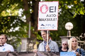 Anti-car tax protest pickets in front of the Riiigkogu