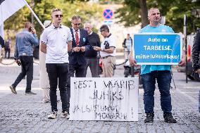 Anti-car tax protest pickets in front of the Riiigkogu