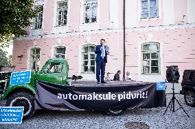 Anti-car tax protest pickets in front of the Riiigkogu