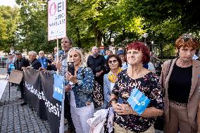 Anti-car tax protest pickets in front of the Riiigkogu