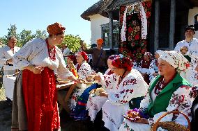 Marriage ceremony at Pyrohiv Museum