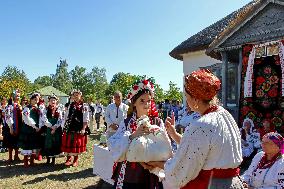 Marriage ceremony at Pyrohiv Museum